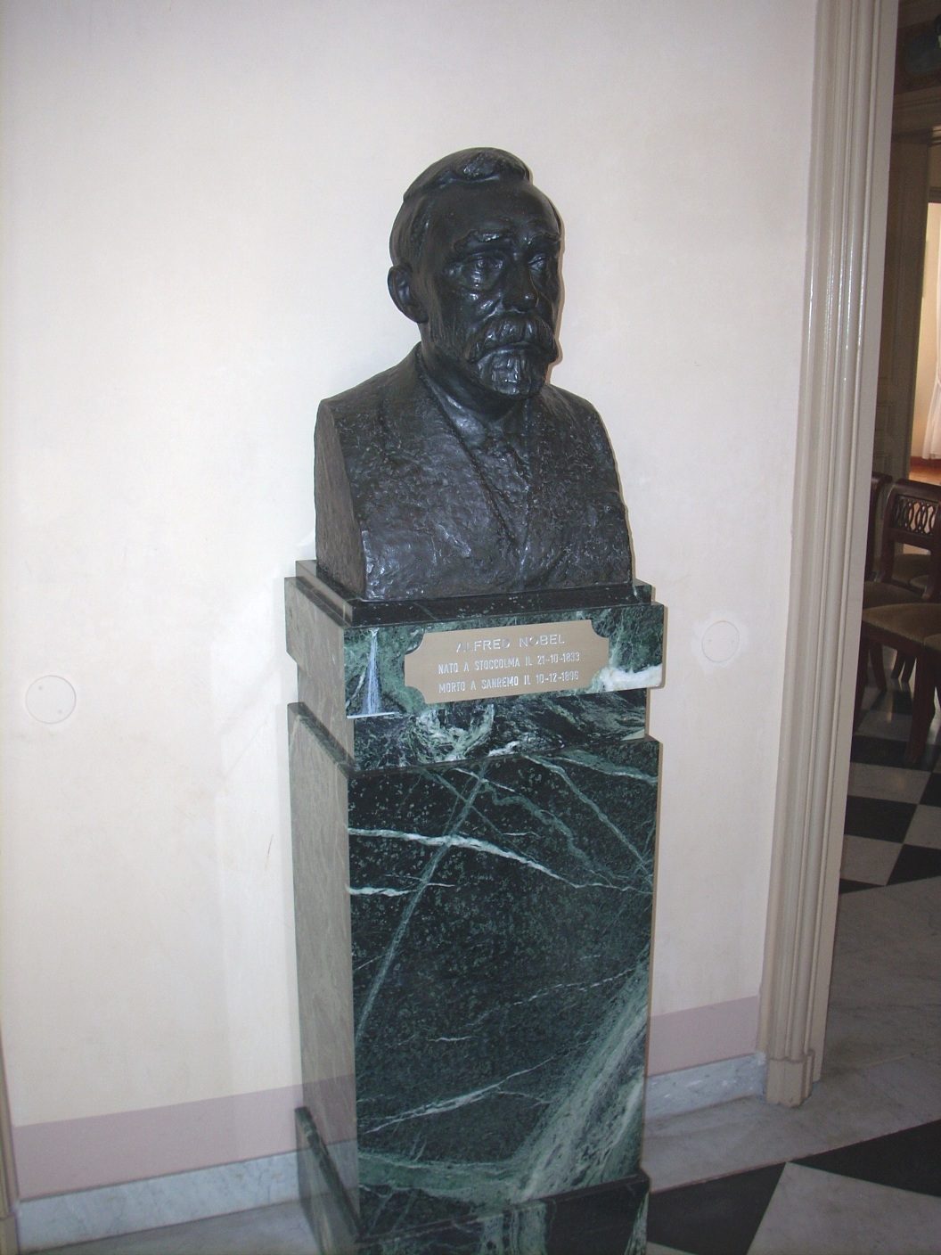 Nobel s bust, Villa Nobel, Sanremo, Italy (54).JPG